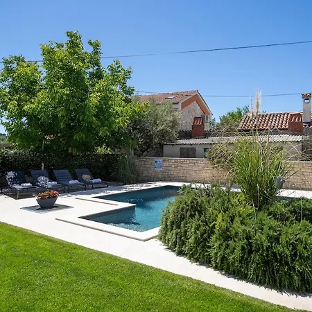 Casa Carolina With Pool Prázdninový dům Dračevac